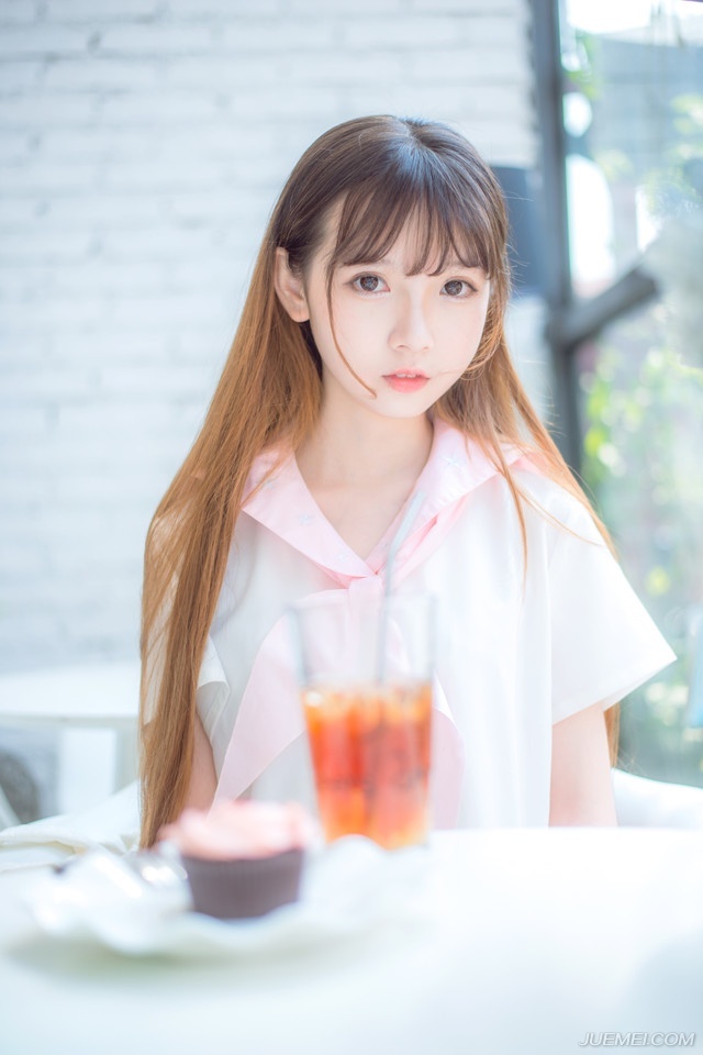 “即是主公之命，统岂敢不从。”庞统闻言松了口气，如今他要跟诸葛亮斗，最怕的就是有人从旁指手画脚，虽然吕征从小被吕布以精英培养方式来培养，但如今不过十岁，而且身份特殊，若让他来主事，难免掣肘。